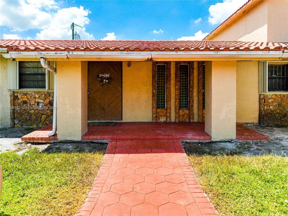 For Sale: $899,900 (7 beds, 3 baths, 5251 Square Feet)