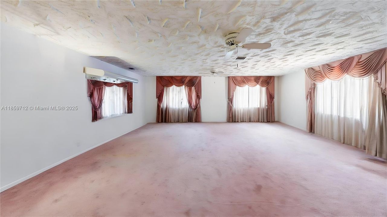 For Sale: $899,900 (7 beds, 3 baths, 5251 Square Feet)