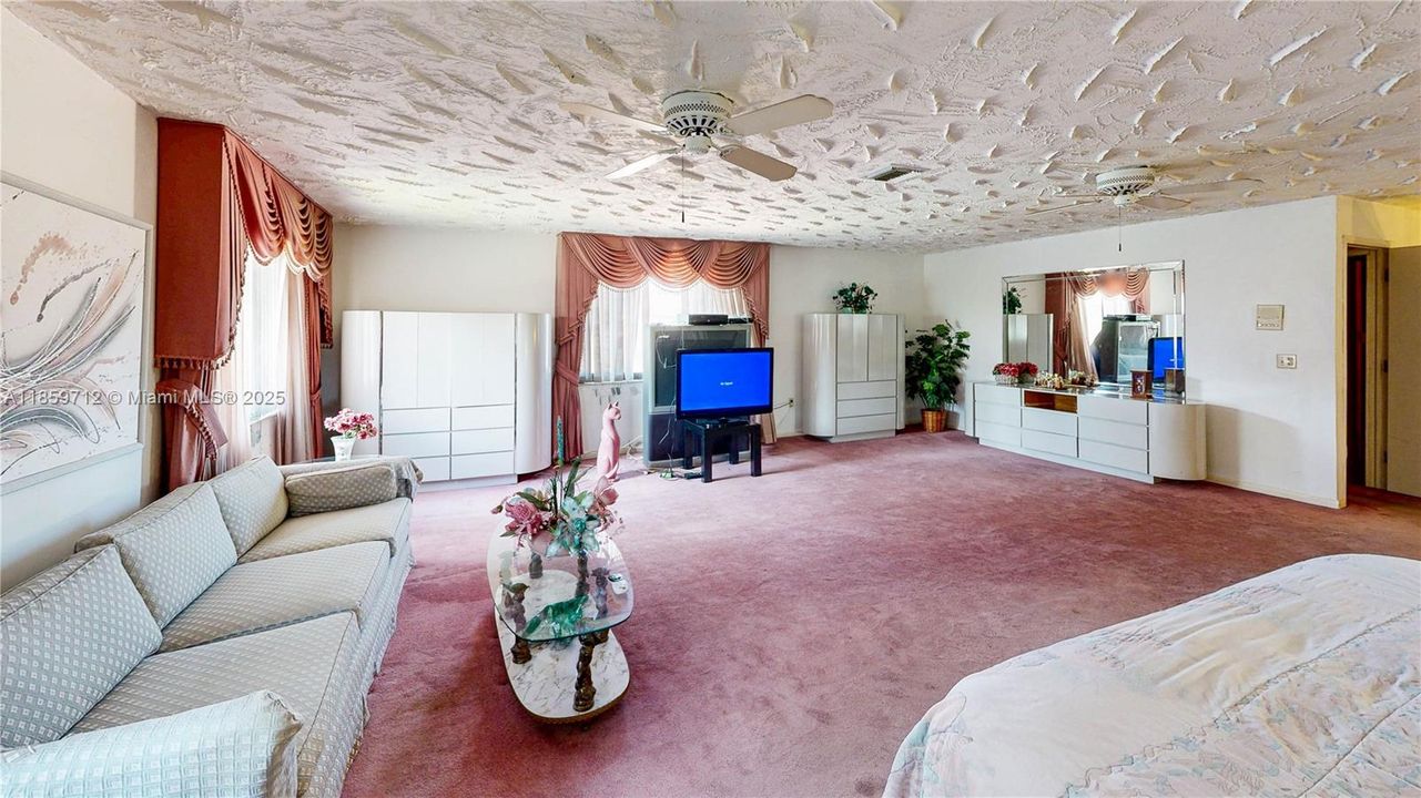 For Sale: $899,900 (7 beds, 3 baths, 5251 Square Feet)