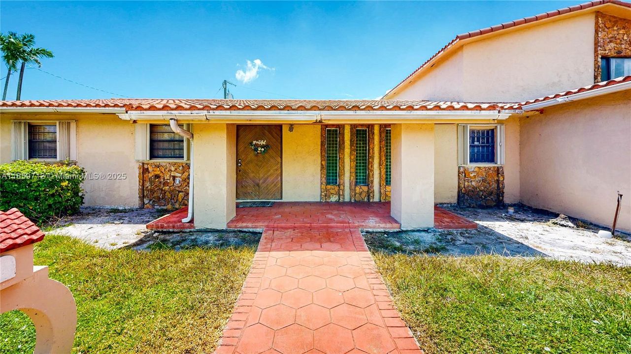 For Sale: $899,900 (7 beds, 3 baths, 5251 Square Feet)