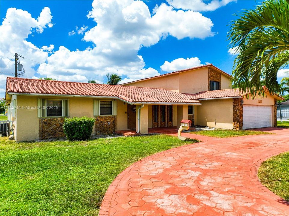 For Sale: $899,900 (7 beds, 3 baths, 5251 Square Feet)