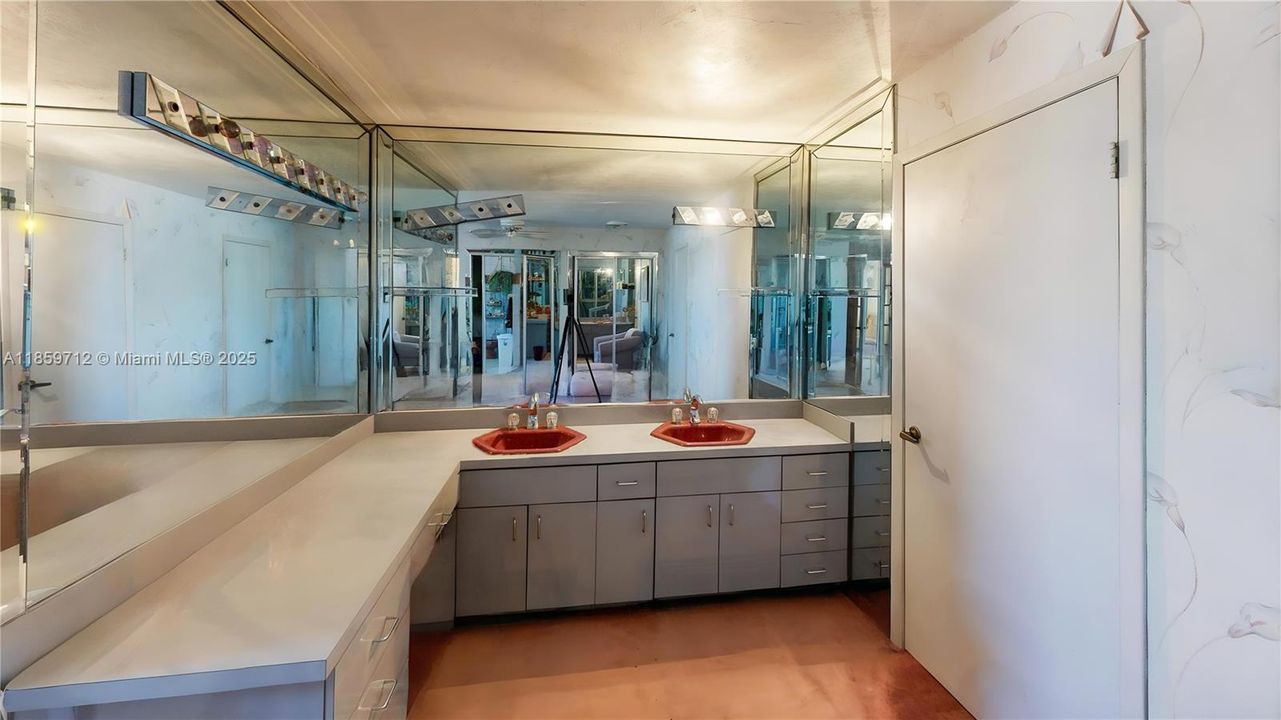 For Sale: $899,900 (7 beds, 3 baths, 5251 Square Feet)