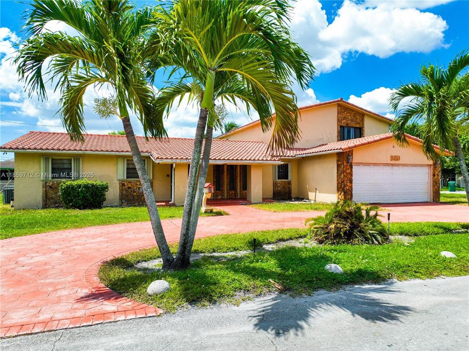 For Sale: $899,900 (7 beds, 3 baths, 5251 Square Feet)