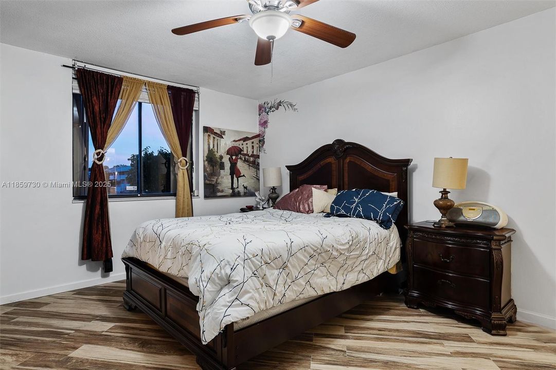 最近售出: $209,900 (2 贝兹, 2 浴室, 1075 平方英尺)