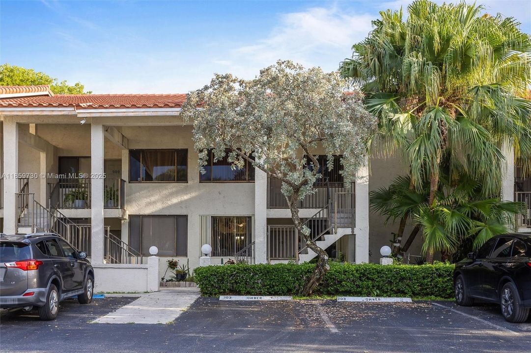 最近售出: $209,900 (2 贝兹, 2 浴室, 1075 平方英尺)