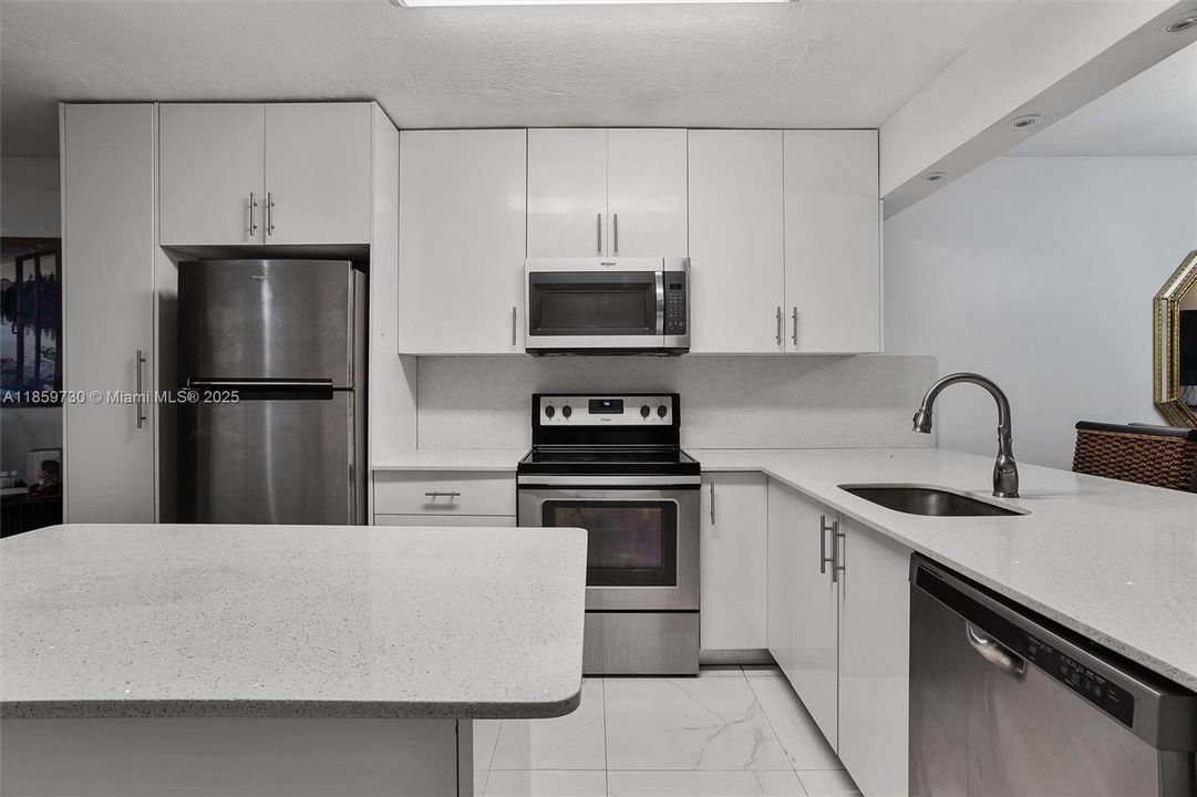 最近售出: $209,900 (2 贝兹, 2 浴室, 1075 平方英尺)