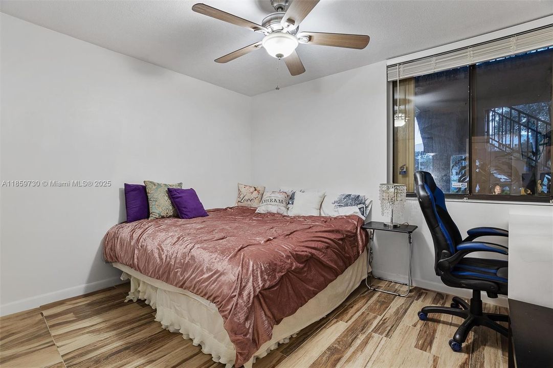 最近售出: $209,900 (2 贝兹, 2 浴室, 1075 平方英尺)