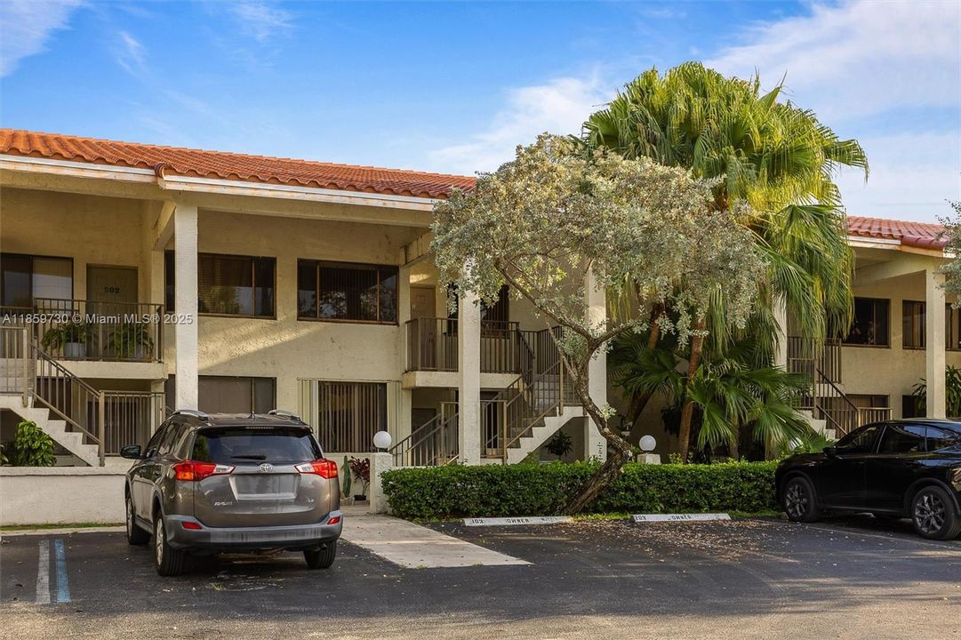 最近售出: $209,900 (2 贝兹, 2 浴室, 1075 平方英尺)