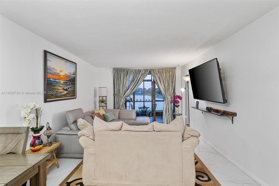 最近售出: $209,900 (2 贝兹, 2 浴室, 1075 平方英尺)