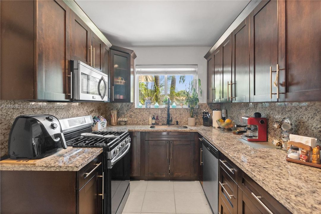 На продажу: $1,000,000 (3 спален, 2 ванн, 1579 Квадратных фут)