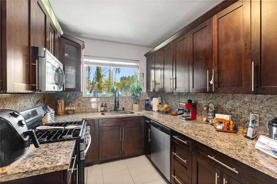 На продажу: $1,000,000 (3 спален, 2 ванн, 1579 Квадратных фут)