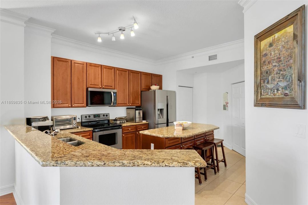 For Sale: $599,000 (2 beds, 2 baths, 1708 Square Feet)