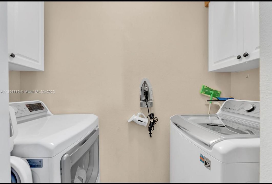 For Sale: $599,000 (2 beds, 2 baths, 1708 Square Feet)