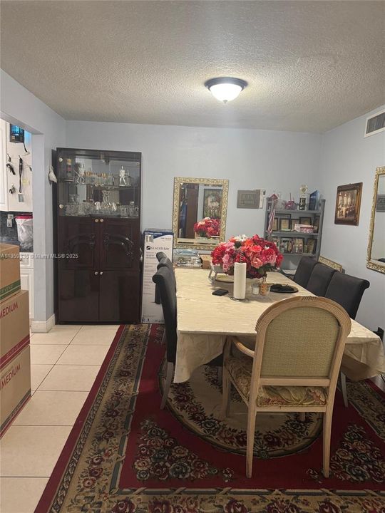 合同活跃: $199,000 (2 贝兹, 2 浴室, 1041 平方英尺)