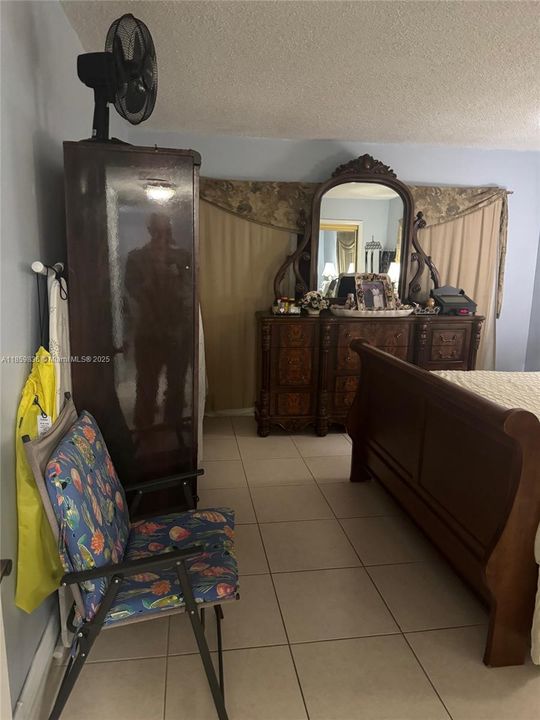 合同活跃: $199,000 (2 贝兹, 2 浴室, 1041 平方英尺)