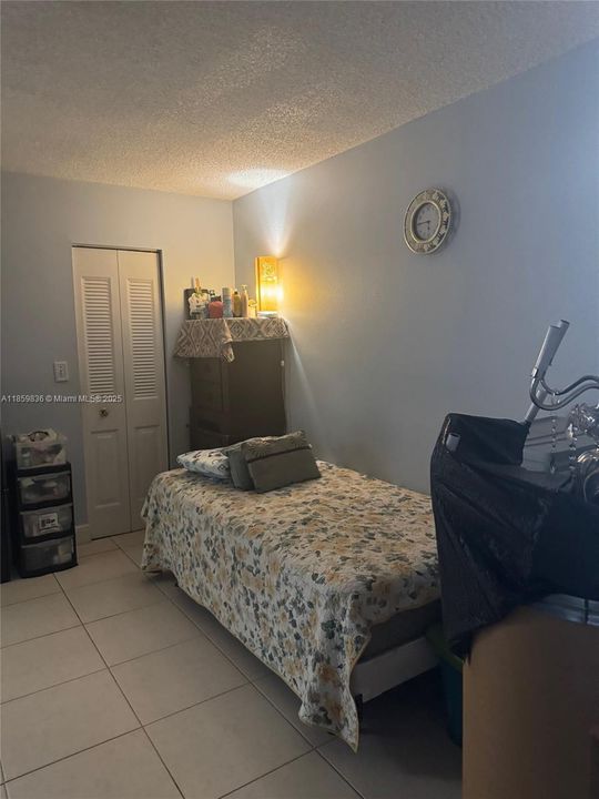 合同活跃: $199,000 (2 贝兹, 2 浴室, 1041 平方英尺)