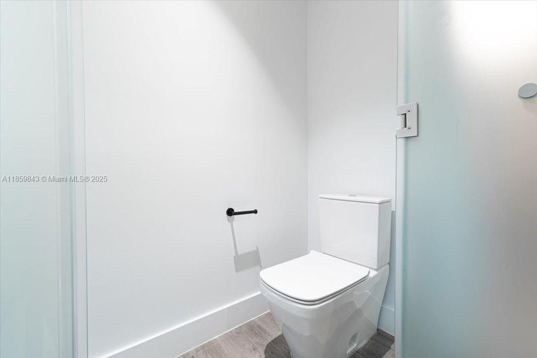 合同活跃: $1,850,000 (3 贝兹, 4 浴室, 1698 平方英尺)