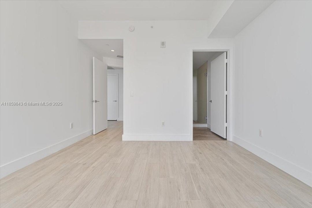 合同活跃: $1,850,000 (3 贝兹, 4 浴室, 1698 平方英尺)