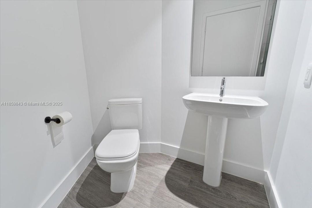 合同活跃: $1,850,000 (3 贝兹, 4 浴室, 1698 平方英尺)