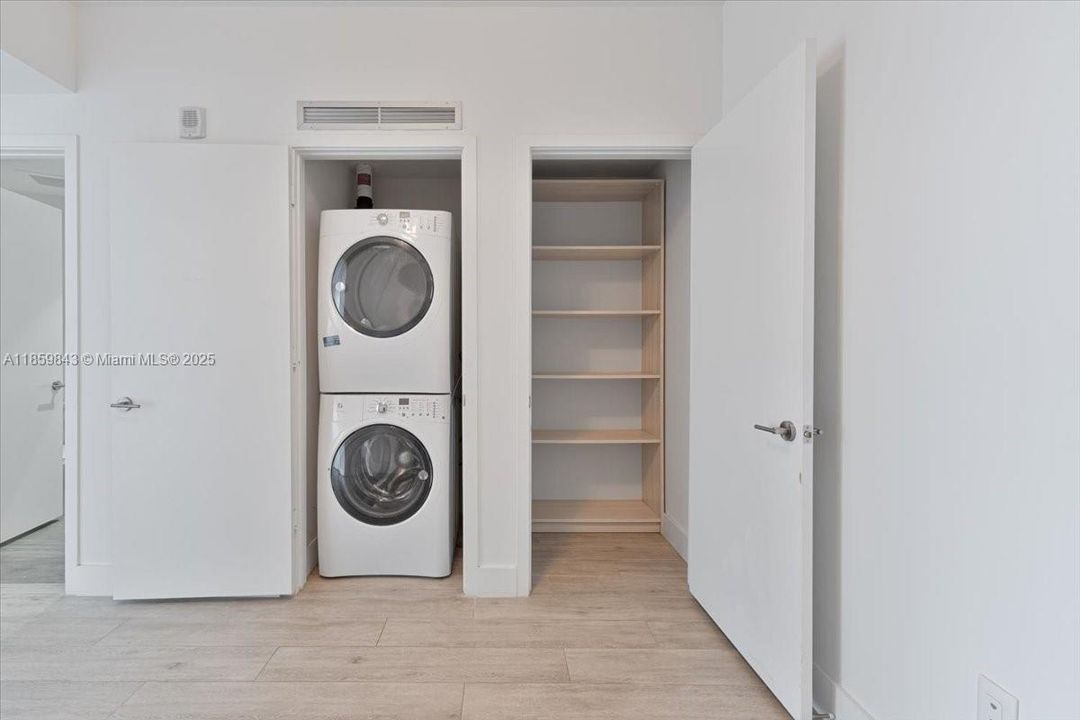 合同活跃: $1,850,000 (3 贝兹, 4 浴室, 1698 平方英尺)