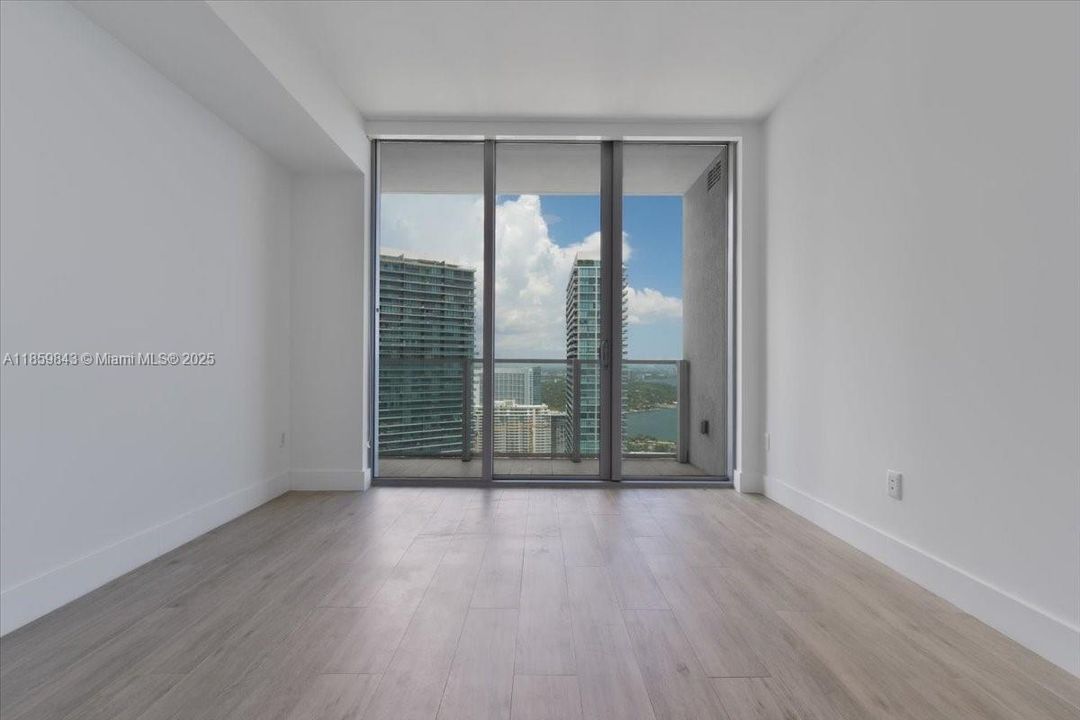 合同活跃: $1,850,000 (3 贝兹, 4 浴室, 1698 平方英尺)