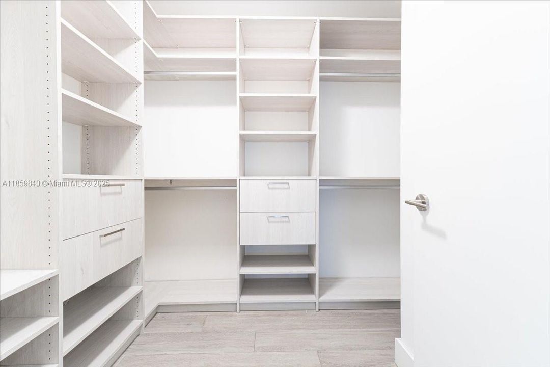 合同活跃: $1,850,000 (3 贝兹, 4 浴室, 1698 平方英尺)