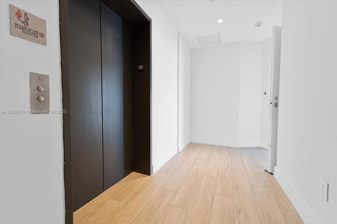 合同活跃: $1,850,000 (3 贝兹, 4 浴室, 1698 平方英尺)