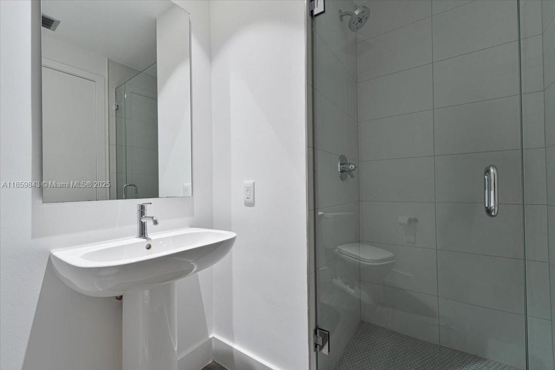 合同活跃: $1,850,000 (3 贝兹, 4 浴室, 1698 平方英尺)