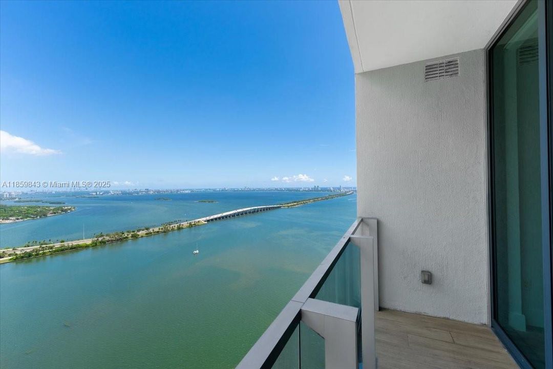 合同活跃: $1,850,000 (3 贝兹, 4 浴室, 1698 平方英尺)