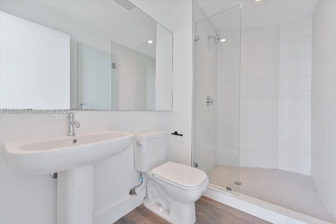 合同活跃: $1,850,000 (3 贝兹, 4 浴室, 1698 平方英尺)