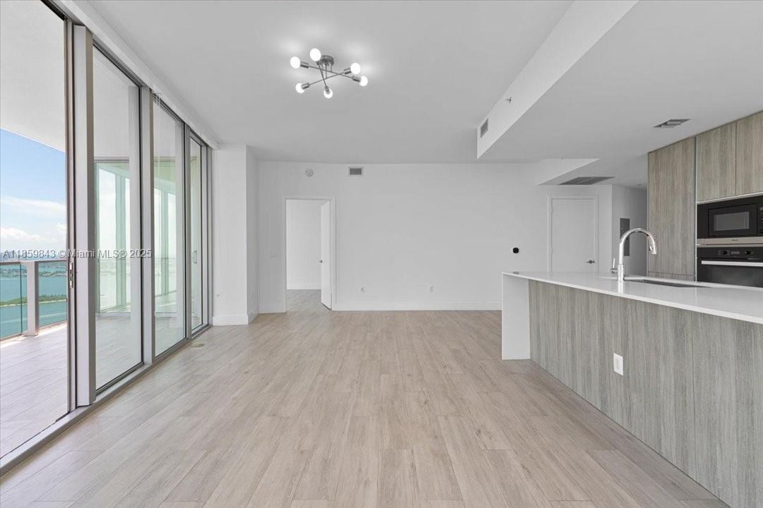 合同活跃: $1,850,000 (3 贝兹, 4 浴室, 1698 平方英尺)