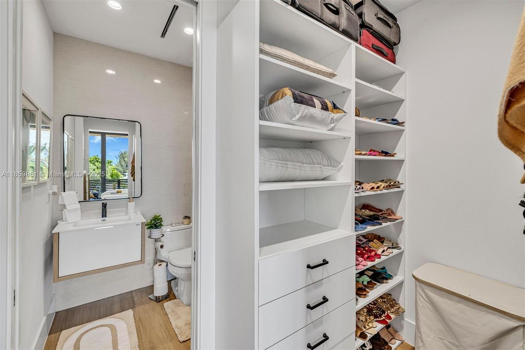 Active With Contract: $1,850,000 (4 beds, 5 baths, 3385 Square Feet)