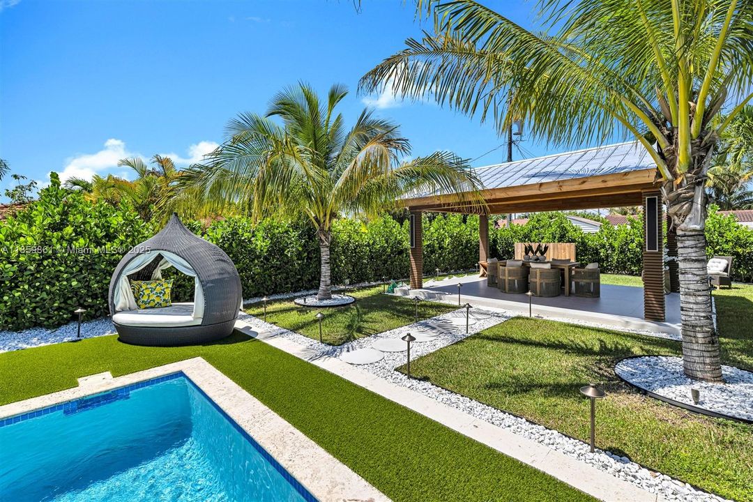 Active With Contract: $1,850,000 (4 beds, 5 baths, 3385 Square Feet)