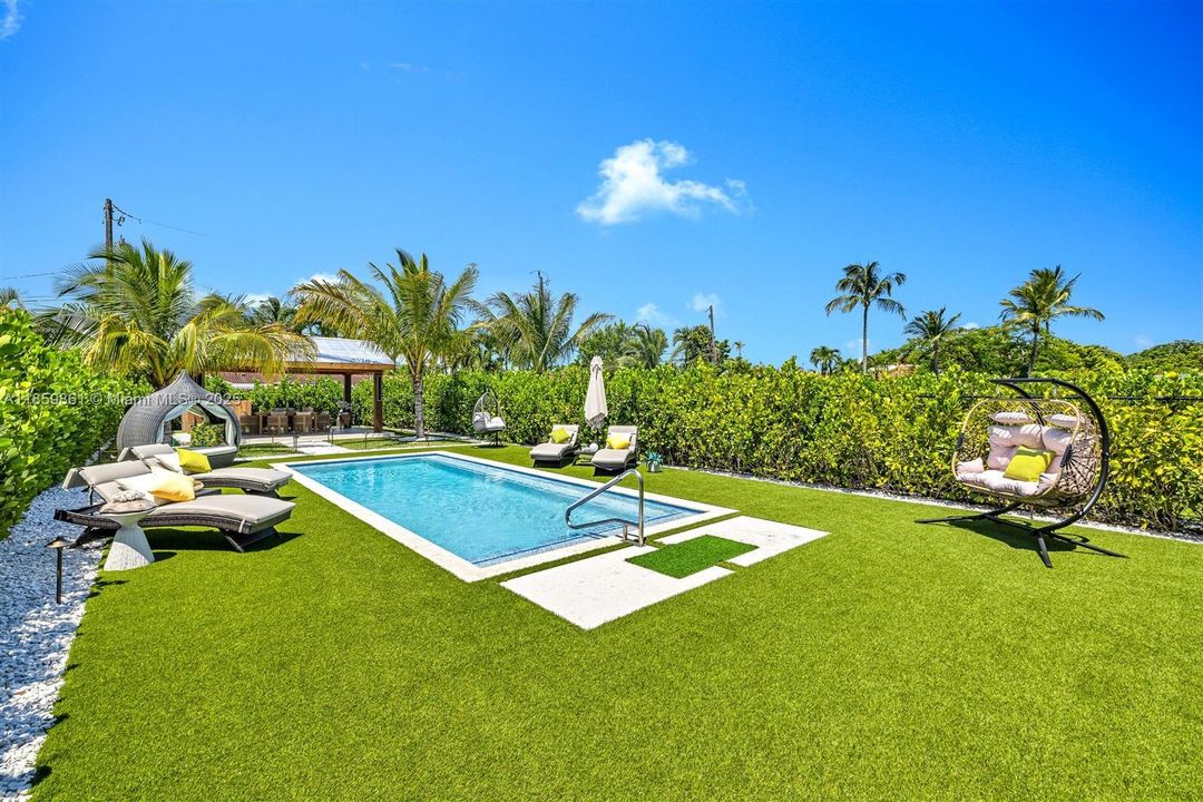 Active With Contract: $1,850,000 (4 beds, 5 baths, 3385 Square Feet)