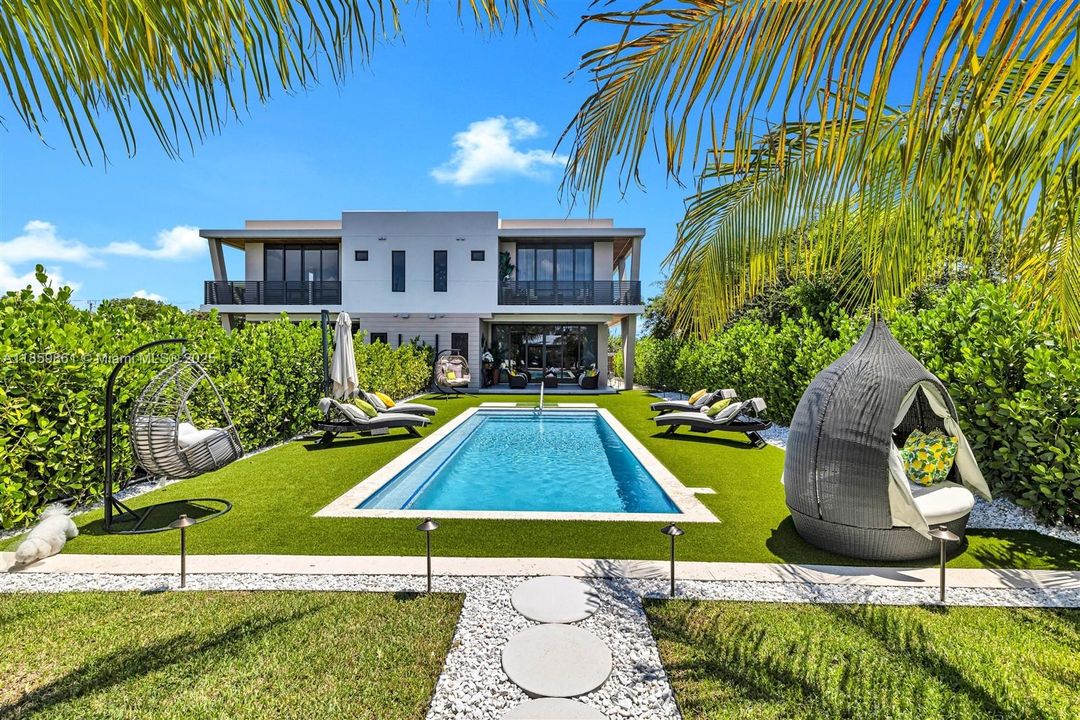 Active With Contract: $1,850,000 (4 beds, 5 baths, 3385 Square Feet)