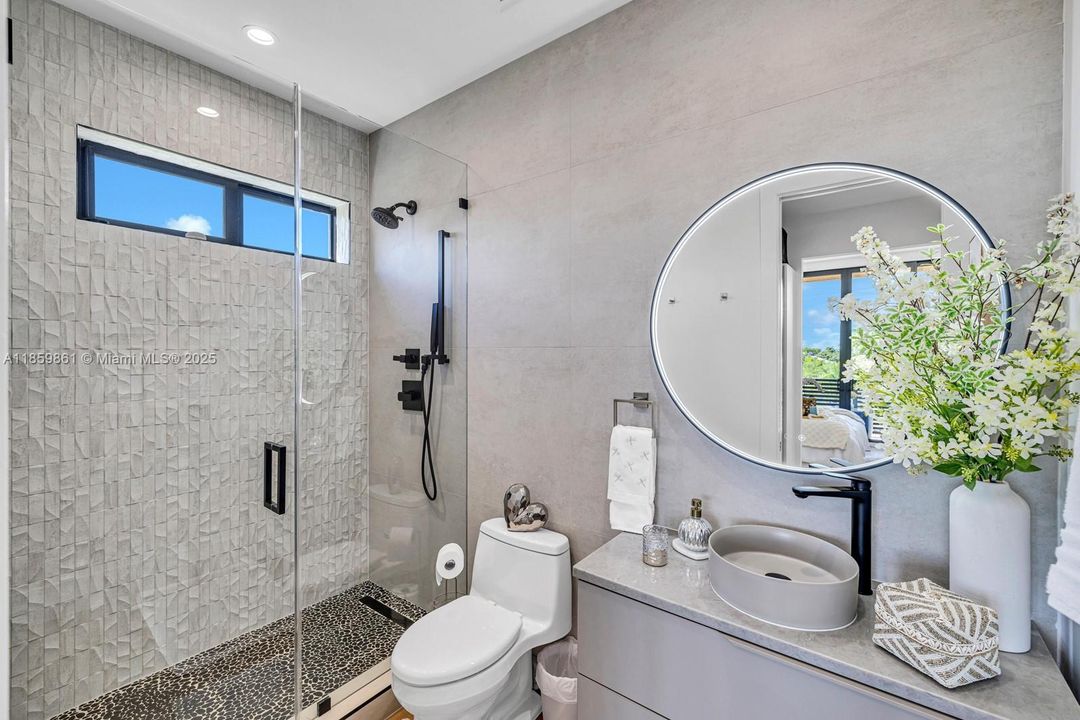 Active With Contract: $1,850,000 (4 beds, 5 baths, 3385 Square Feet)