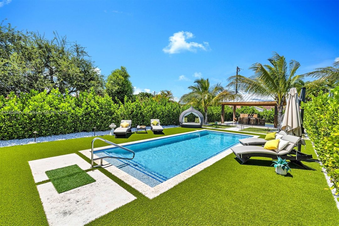 Active With Contract: $1,850,000 (4 beds, 5 baths, 3385 Square Feet)