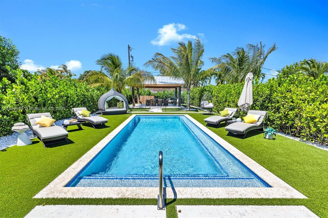 Active With Contract: $1,850,000 (4 beds, 5 baths, 3385 Square Feet)