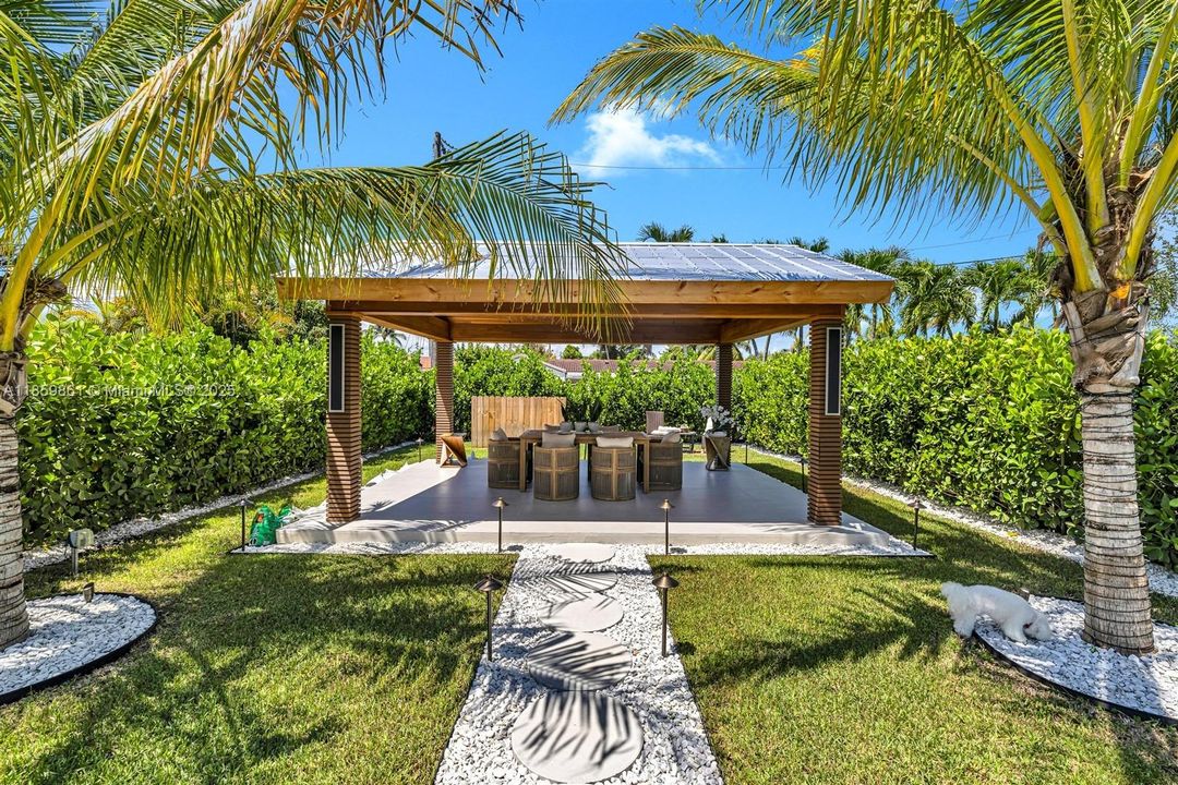 Active With Contract: $1,850,000 (4 beds, 5 baths, 3385 Square Feet)