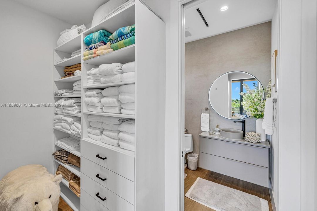 Active With Contract: $1,850,000 (4 beds, 5 baths, 3385 Square Feet)