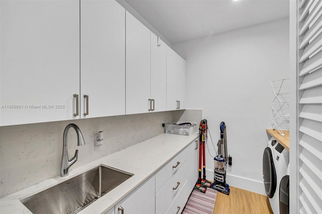 Active With Contract: $1,850,000 (4 beds, 5 baths, 3385 Square Feet)