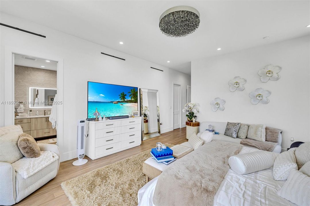 Active With Contract: $1,850,000 (4 beds, 5 baths, 3385 Square Feet)