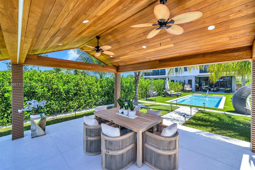 Active With Contract: $1,850,000 (4 beds, 5 baths, 3385 Square Feet)