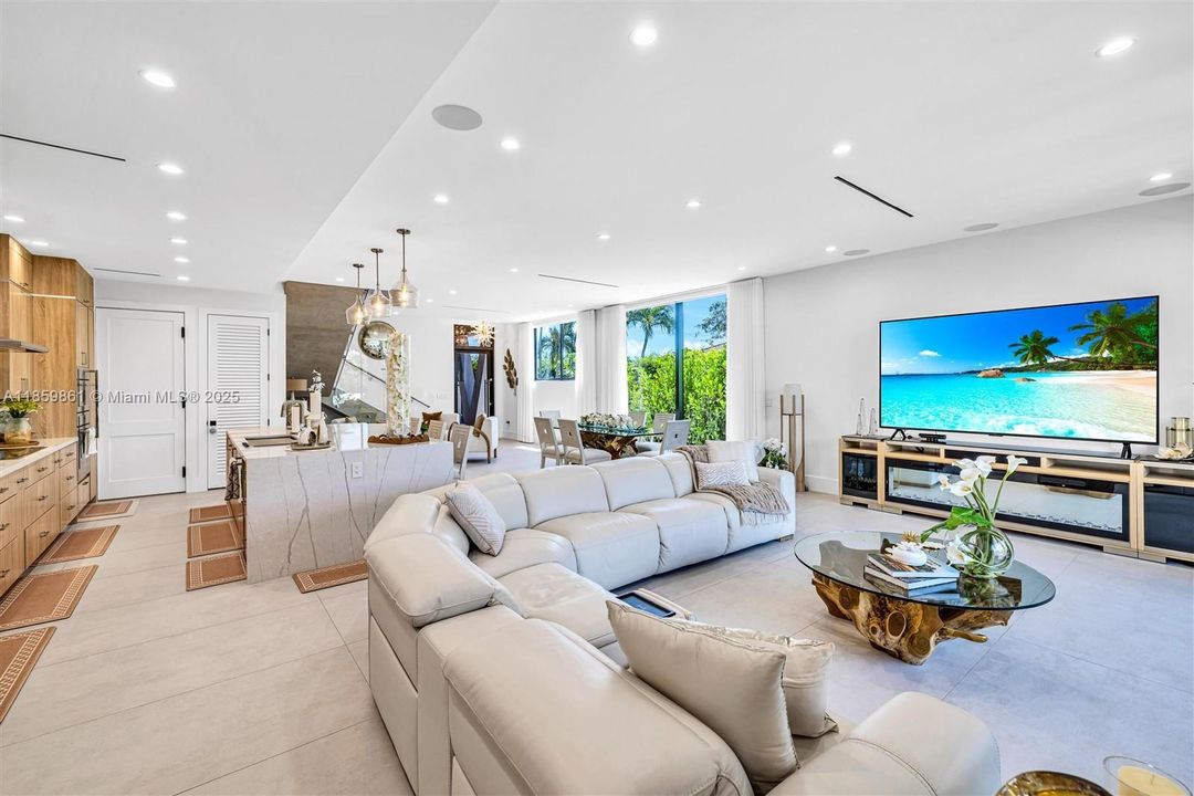 Active With Contract: $1,850,000 (4 beds, 5 baths, 3385 Square Feet)