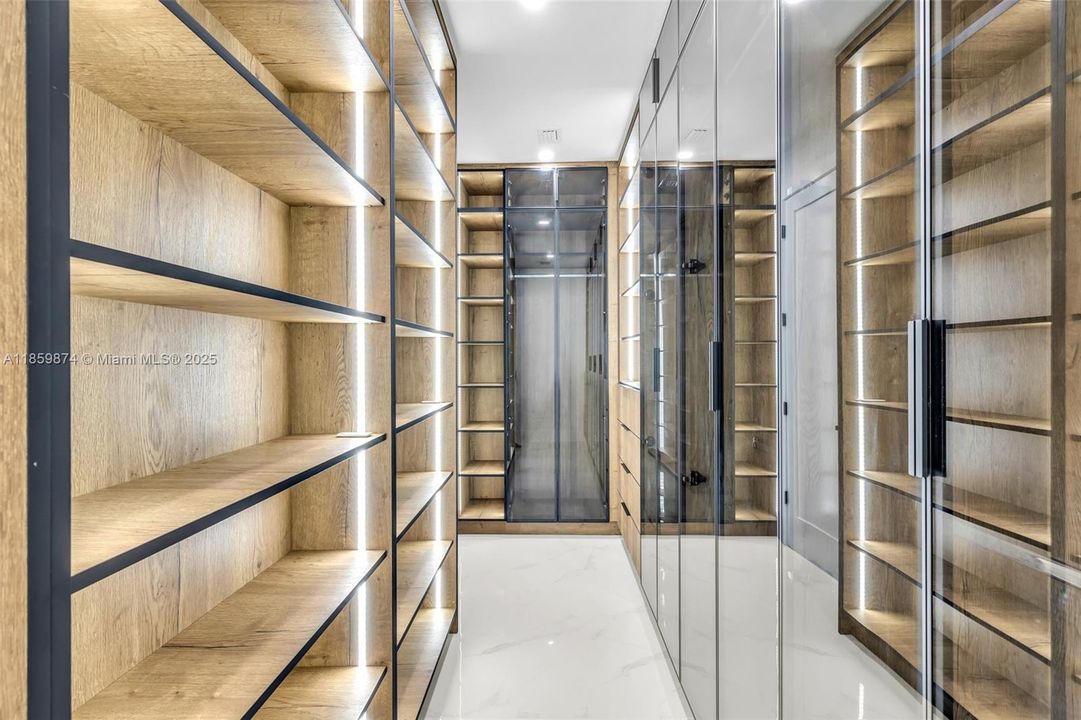 For Sale: $2,399,000 (7 beds, 5 baths, 4029 Square Feet)