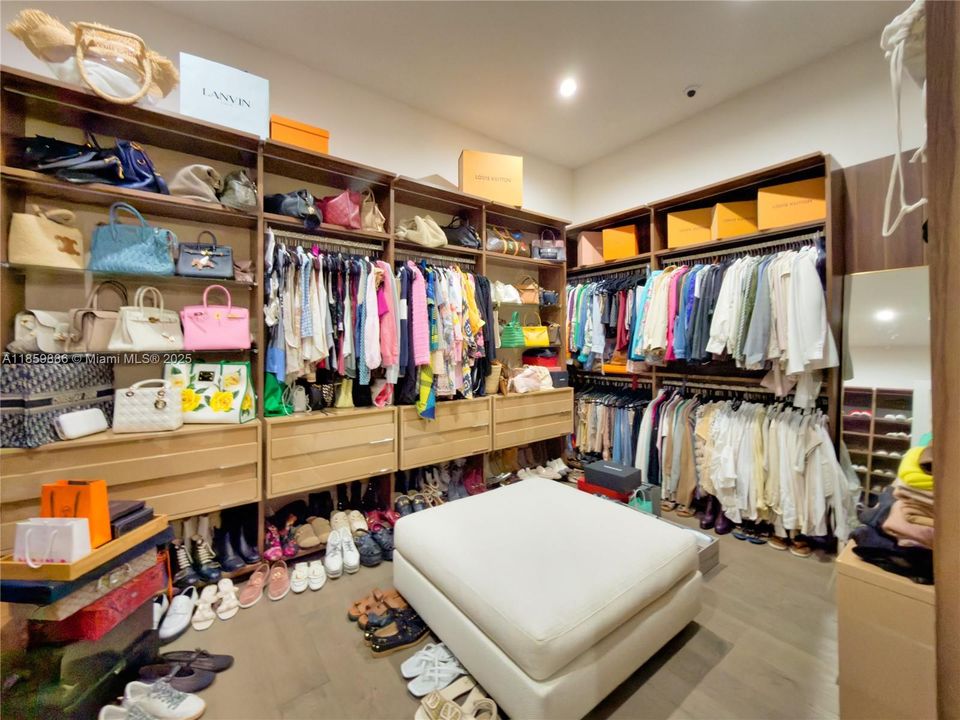 For Sale: $2,100,000 (4 beds, 4 baths, 3996 Square Feet)