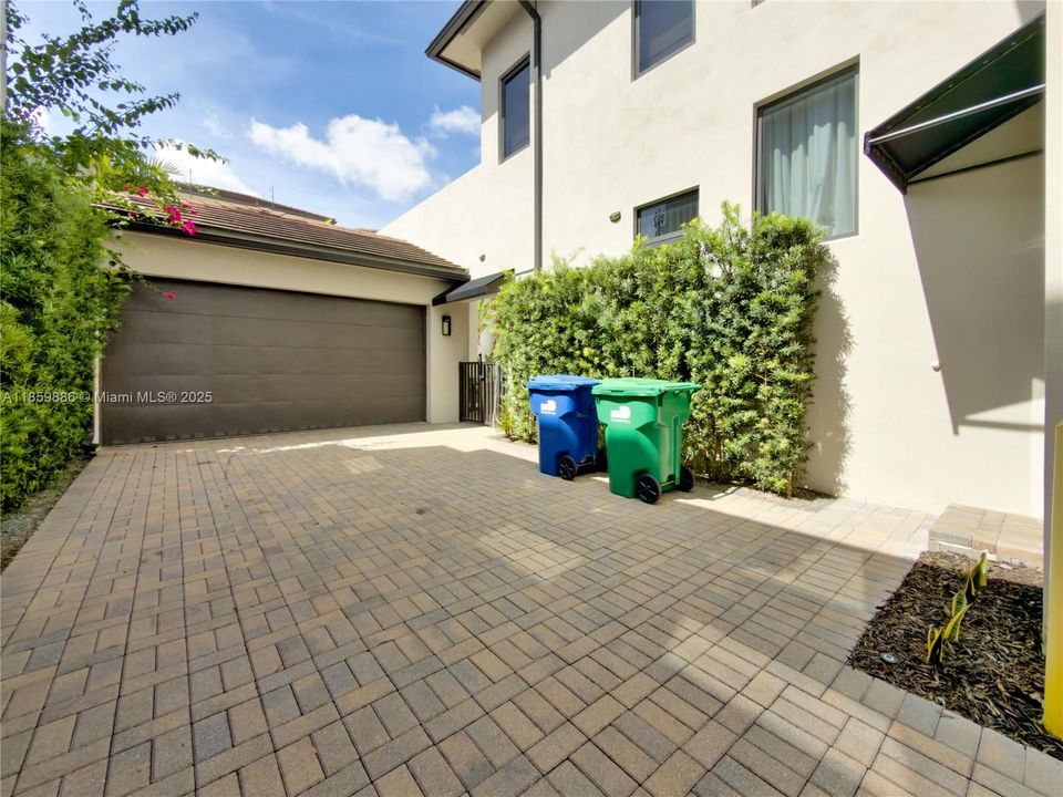 For Sale: $2,100,000 (4 beds, 4 baths, 3996 Square Feet)