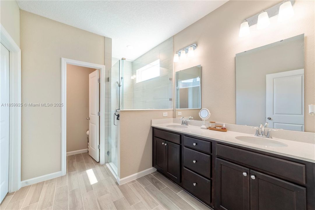 For Rent: $2,230 (4 beds, 2 baths, 1893 Square Feet)