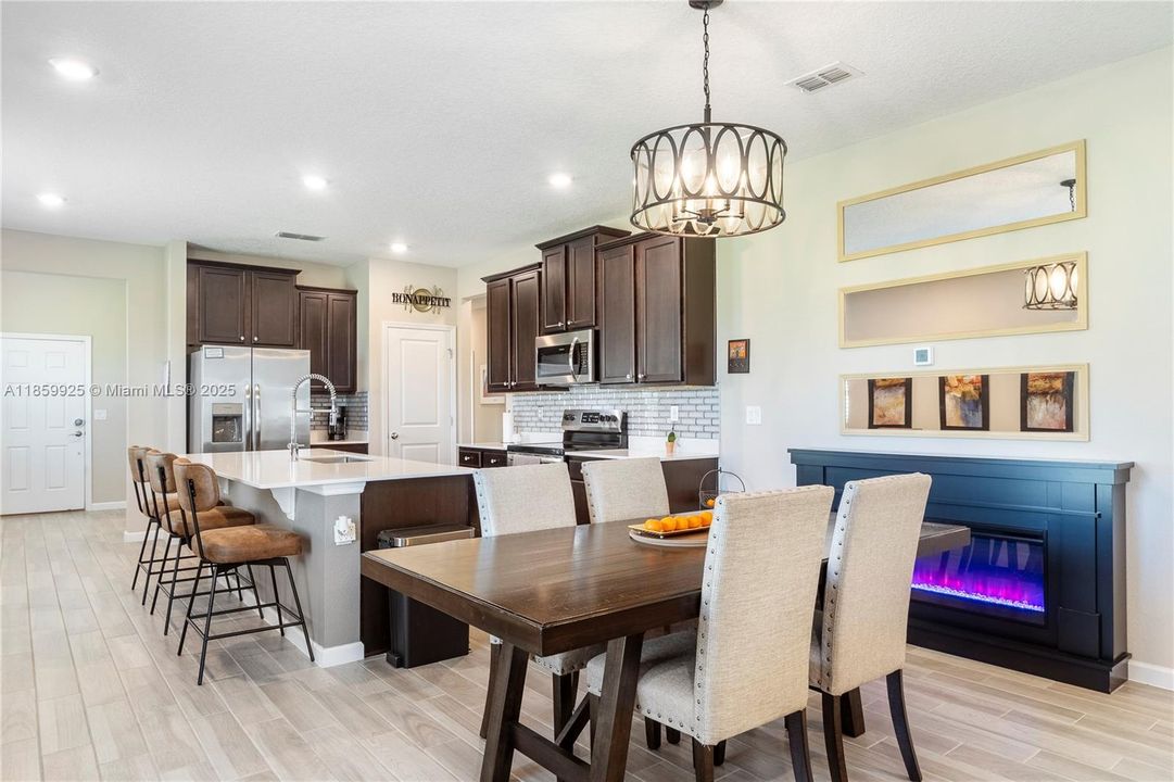 For Rent: $2,230 (4 beds, 2 baths, 1893 Square Feet)