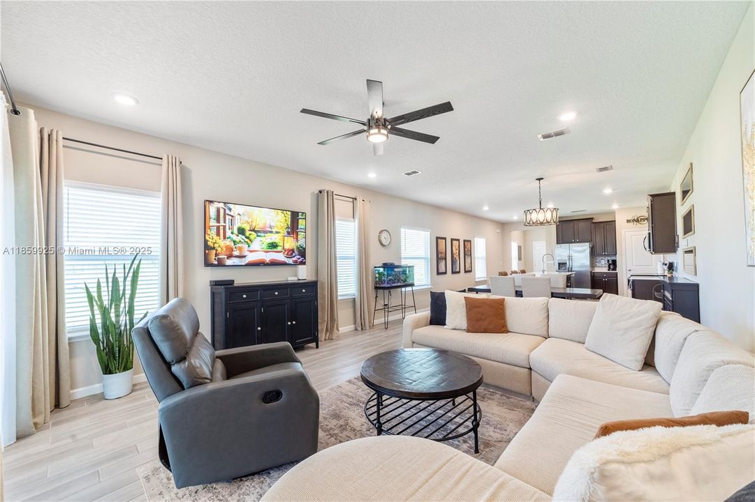 For Rent: $2,230 (4 beds, 2 baths, 1893 Square Feet)